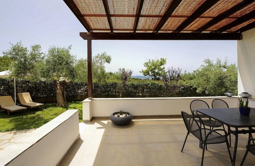 Gerakini House | Modern holiday home, fantastically located at the sea, Wifi | Trikorfo, Chalkidi