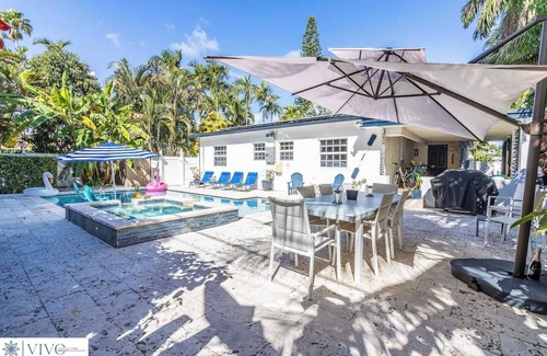 South Lake Villa | Modern Hollywood Beach villa with a private heated saltwater pool, hot tub, and spacious family-friendly layout. Just 1 mile from the ocean & Broadwalk, featuring a full kitchen, open living areas, and tropical outdoor lounge spaces.