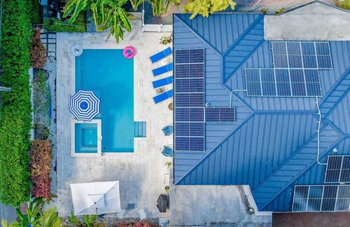 South Lake Villa | Modern Hollywood Beach villa with a private heated saltwater pool, hot tub, and spacious family-friendly layout. Just 1 mile from the ocean & Broadwalk, featuring a full kitchen, open living areas, and tropical outdoor lounge spaces.