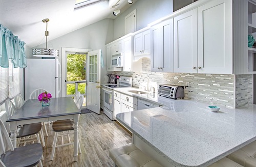 Mashpee House | Modern Home, 5-Star Reviews. Walk to Priv Beach, Shops, Dining, Mini-Golf, More!