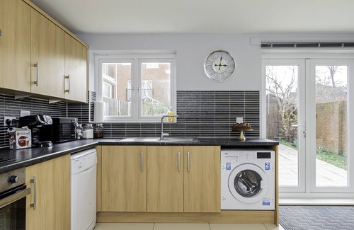 Earley House | Modern Home, 9 beds for Extended Stays, Free Parking