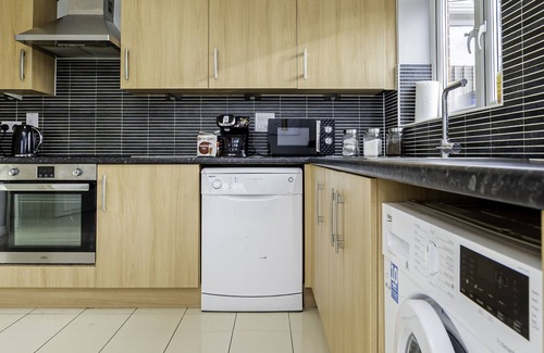 Earley House | Modern Home, 9 beds for Extended Stays, Free Parking