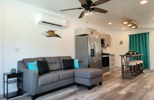 Panama City Cottage | Modern Home ¤ Close to Shopping, Dining & Downtown! Outdoor dinning & Fireplace!