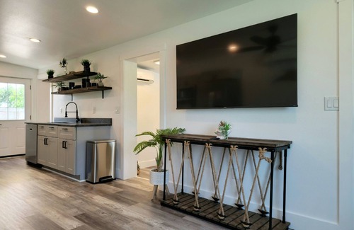 Panama City Cottage | Modern Home ¤ Close to Shopping, Dining & Downtown! Outdoor dinning & Fireplace!