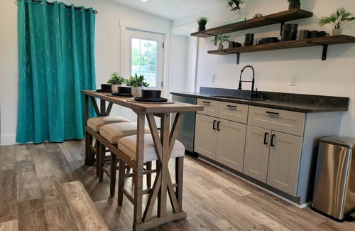 Panama City Cottage | Modern Home ¤ Close to Shopping, Dining & Downtown! Outdoor dinning & Fireplace!
