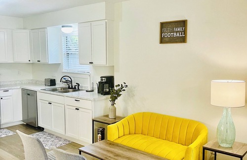 Wheeler Ridge House | Modern Home - Close to A&M !