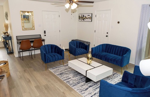Wheeler Ridge House | Modern Home - Close to A&M !