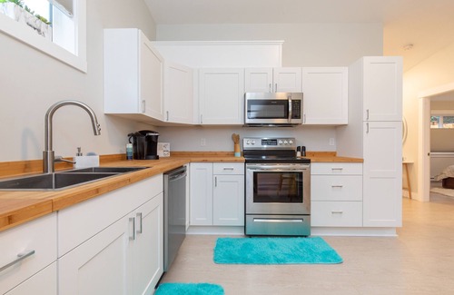 Regional District of Nanaimo Cottage | Modern Home Close to Beach