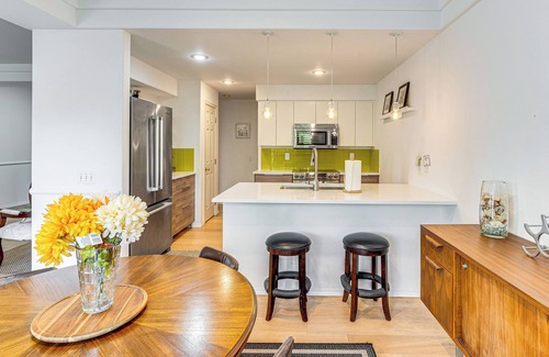 The Wedge House | Modern Home Close to Dtwn Woodinville w/Yard