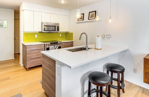 The Wedge House | Modern Home Close to Dtwn Woodinville w/Yard