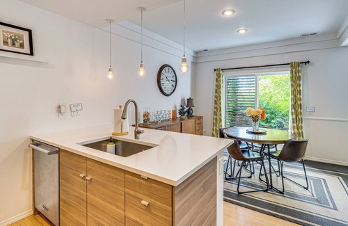 The Wedge House | Modern Home Close to Dtwn Woodinville w/Yard