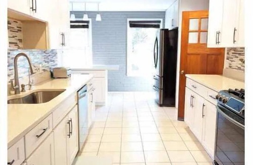 Fairfax House | Modern Home Dedicated Workspace Free Parking