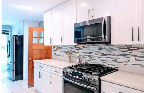 Fairfax House | Modern Home Dedicated Workspace Free Parking