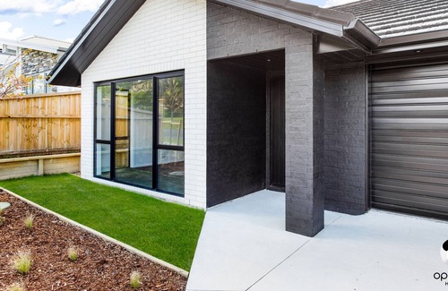 Huapai House | Modern Home for weddings/holiday in Kumeu Wine Country.