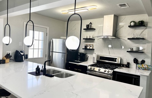 Central Arlington House | Modern home II the AT&T stadium-5 mins walk