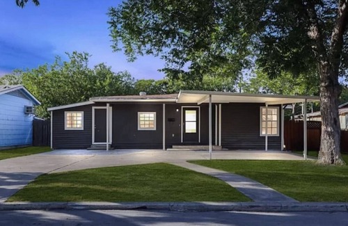 North San Antonio - SAT House | Modern Home in Central SA/10 min to Downtown! River Walk! The Alamo!