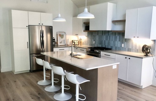 Glen Arbor Cabin | Modern home in Glen Arbor. Steam shower. Walk to lake. Air conditioning.