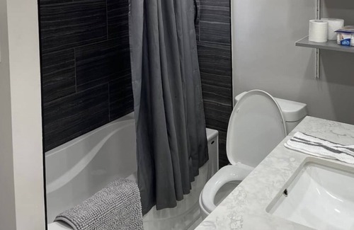 Clarkson-Lorne Park House | Modern Home in Mississauga