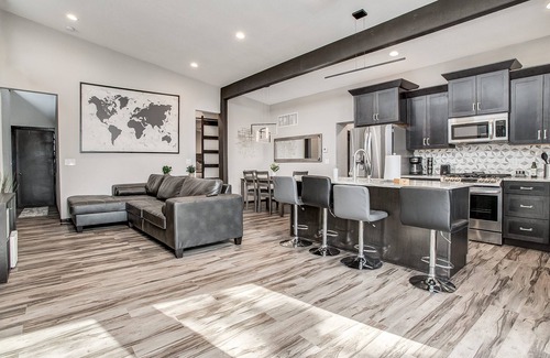 Independence House | Modern Home in Natures Warmth with Great Location