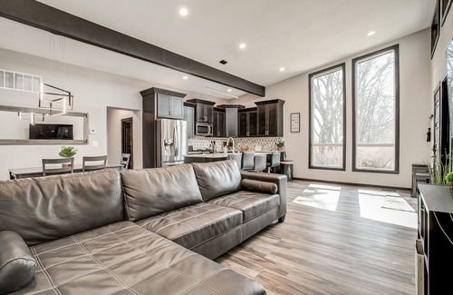 Independence House | Modern Home in Natures Warmth with Great Location