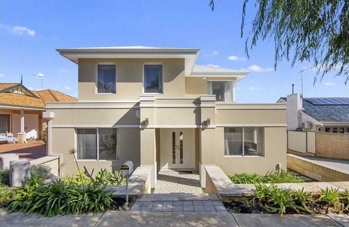 Mount Claremont House | Modern Home in Prime Location