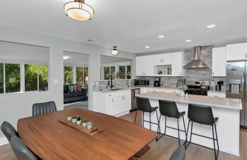 Columbia House | Modern Home Near Forest Drive
