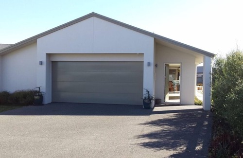 Tauranga House | Modern home near cafe, wetland walkway/cycleway