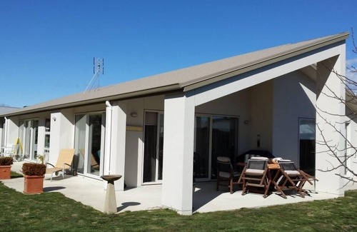 Tauranga House | Modern home near cafe, wetland walkway/cycleway