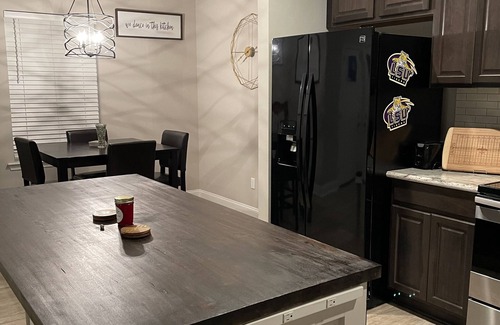 Baker House | Modern Home near Southern University and BTR airport!