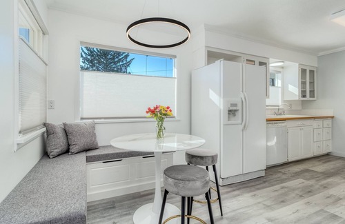 College Place House | Modern Home near Southside w/Blue Mountain Views