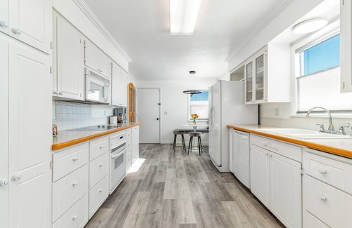 College Place House | Modern Home near Southside w/Blue Mountain Views