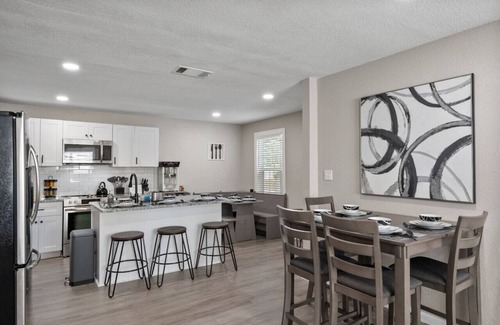 Grand Prairie House | Modern Home Near Entertainment District, Hot Spots