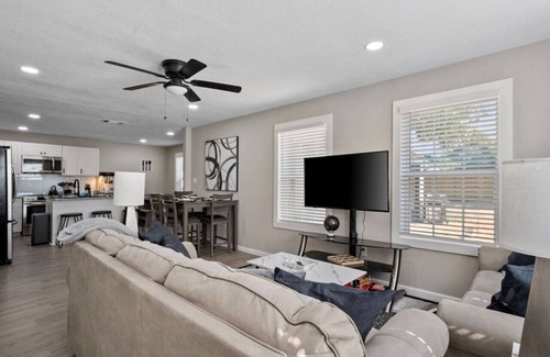 Grand Prairie House | Modern Home Near Entertainment District, Hot Spots