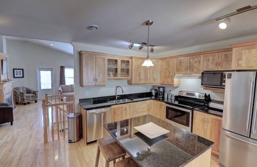 Quidi Vidi House | Modern home on East Coast Trail, stunning ocean view