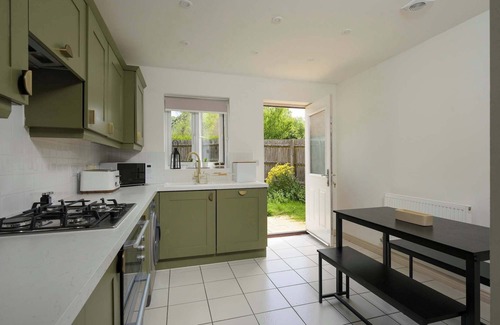 Cheltenham House | Modern Home on Edge of Cotswolds, Private Parking