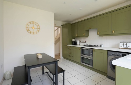 Cheltenham House | Modern Home on Edge of Cotswolds, Private Parking