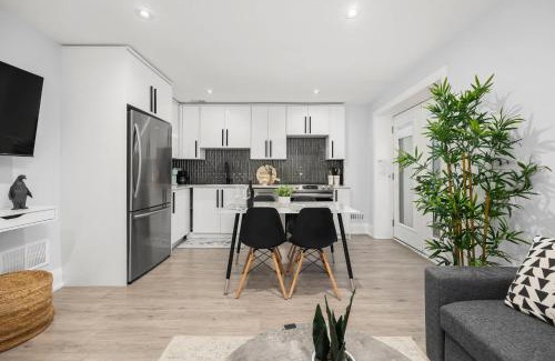 Dorset Park House | Modern Home Pool Still Open Two Fire Pits Free Parking Game Room