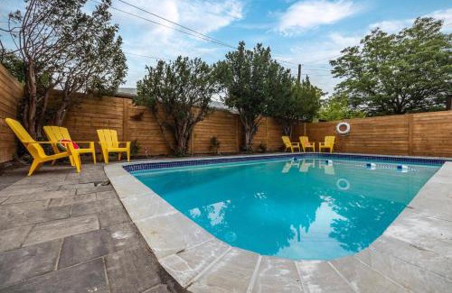 Dorset Park House | Modern Home Pool Still Open Two Fire Pits Free Parking Game Room