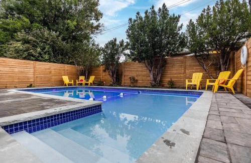 Dorset Park House | Modern Home Pool Still Open Two Fire Pits Free Parking Game Room