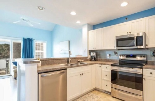 Bermuda Bay House | Modern home. Short stays. Amazing pool 🏊‍♀️ Centrally located to shopping & beach!