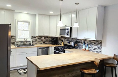 Valparaiso House | Modern Home, Sleeps 10, Near Downtown and VU, over 2000 sqft