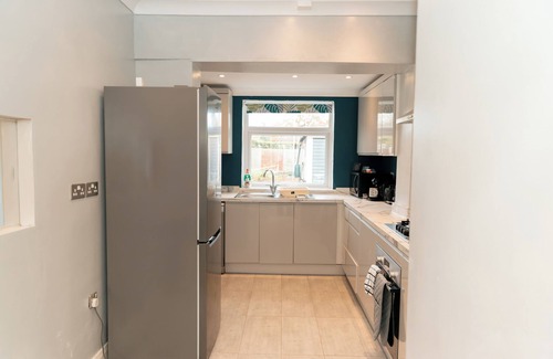Frimley House | Modern Home|Sleeps 6 | Free Parking and free Wi-Fi w/Netflix