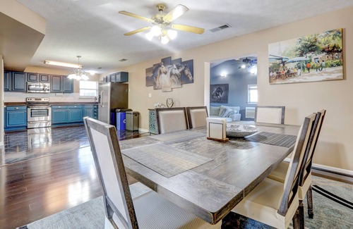 Lexington House | Modern Home w/Fenced Yard: 4 Mi to Dtwn Lexington