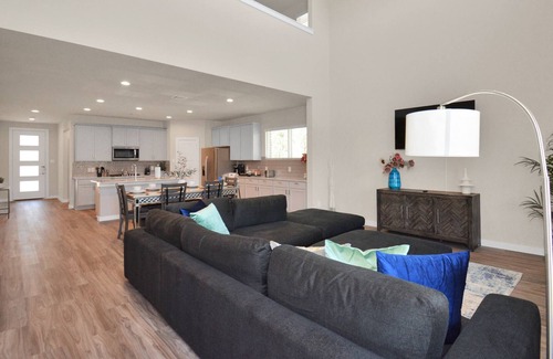 Conroe House | Modern Home w/ Pool & Free Parking near Woodlands