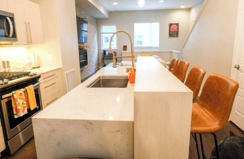 Highland House | Modern Home w/Rooftop Deck, Fireplace & Stunning City & Mountain Views