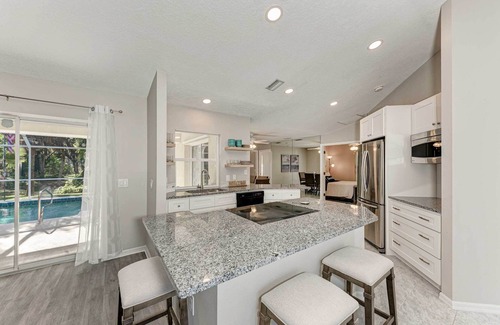 Venice Gardens Cottage | Modern Home w/Screened-in Pool: 4 Mi to the Beach