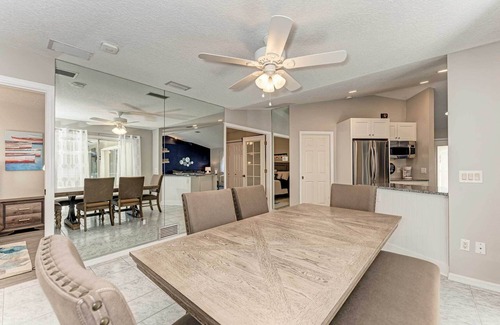 Venice Gardens Cottage | Modern Home w/Screened-in Pool: 4 Mi to the Beach