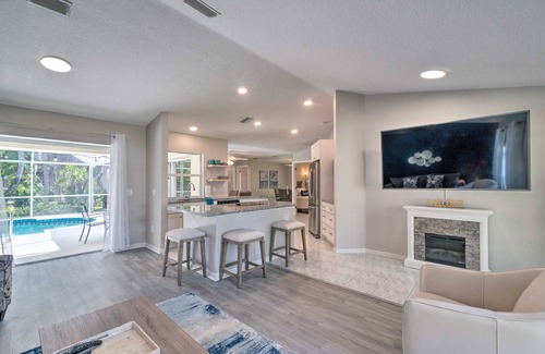 Venice Gardens Cottage | Modern Home w/Screened-in Pool: 4 Mi to the Beach