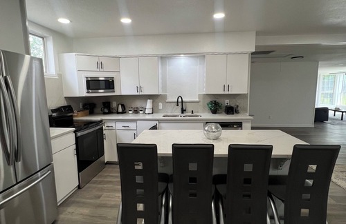 Euless House | Modern Home w/Sunroom & BBQ