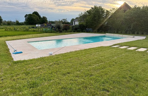 Saint-Eloy-de-Gy Cottage | Modern Home with Pool, Near Bourges – 4 Bedrooms, Terrace & Garden